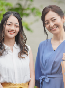 スマホを見て喜ぶ女性
