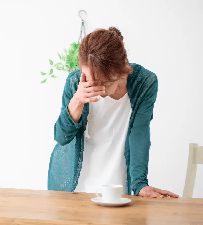 悩む女性